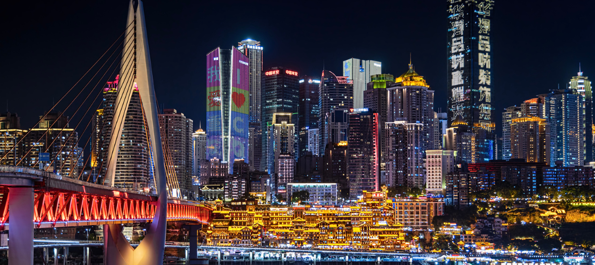 Chongqing ciudad montañosa con rascacielos entre colinas