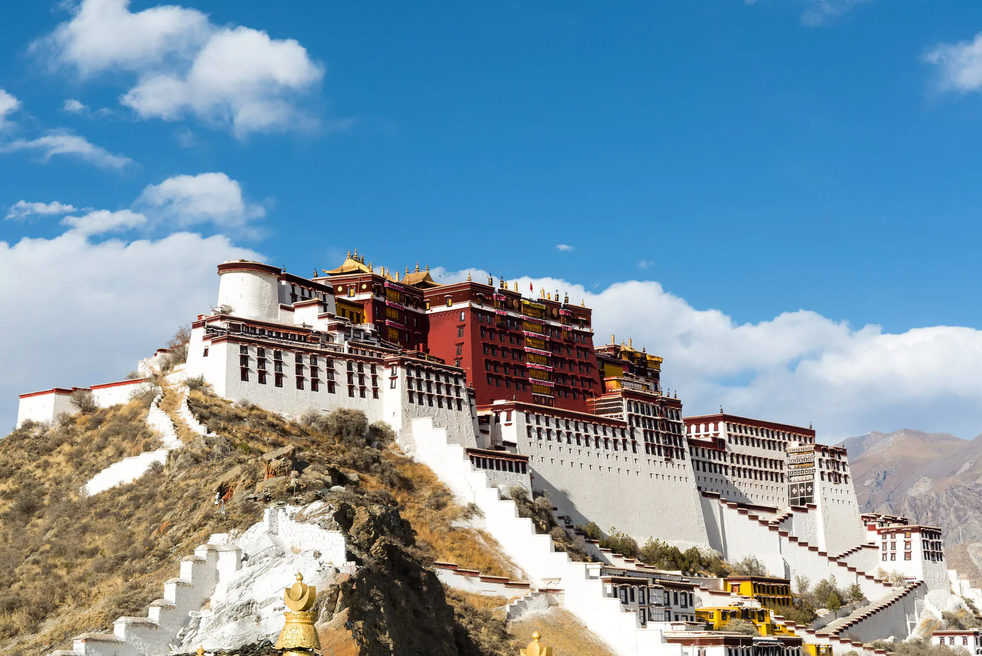 Paisajes del Tibet en verano con montañas nevadas