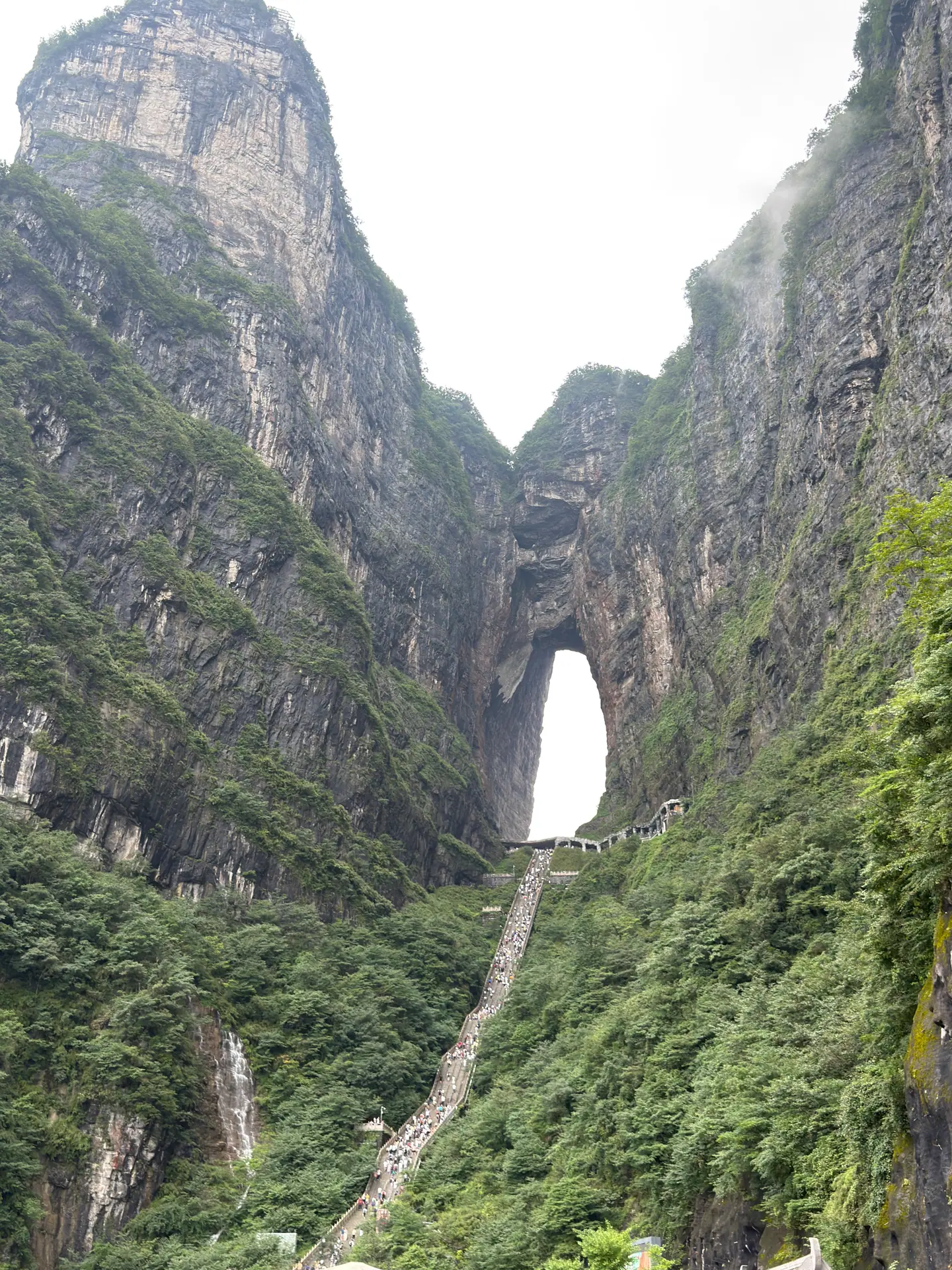 El arco de la Puerta del Cielo y su escalinata entre montañas verdes, Zhangjiajie