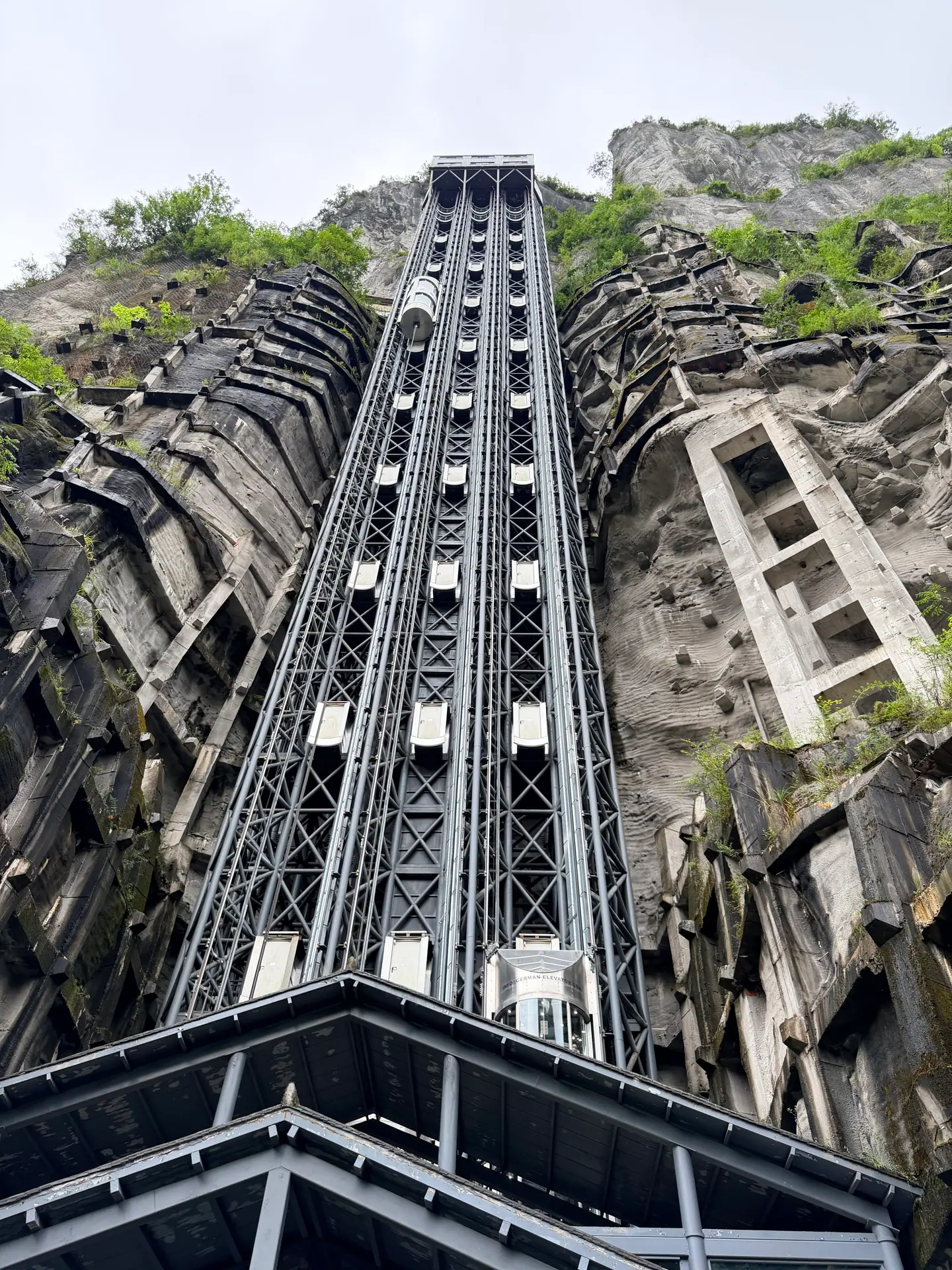 Ascensor panorámico de acero adosado a una pared de roca en Wulong, Chongqing