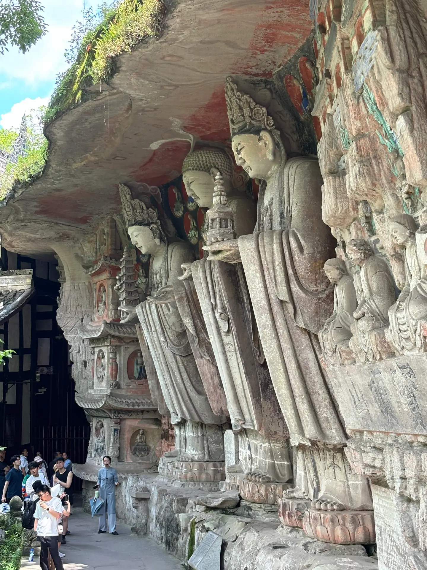 Grandes figuras budistas talladas en la pared de roca de las grutas de Dazu, Chongqing