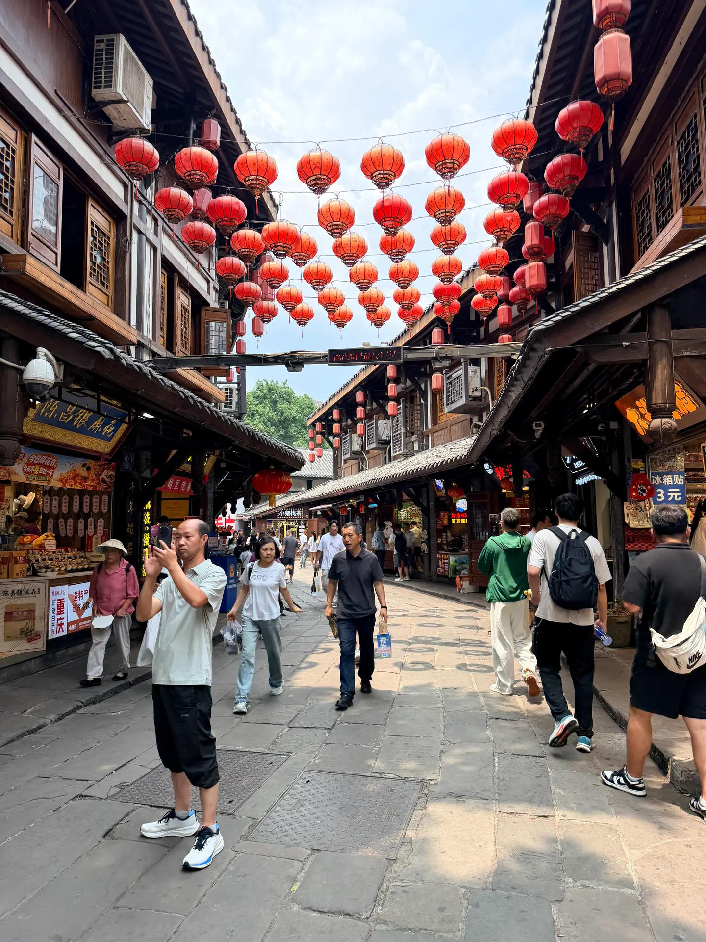 Calle peatonal de la antigua Ciqikou bajo cientos de farolillos rojos, Chongqing