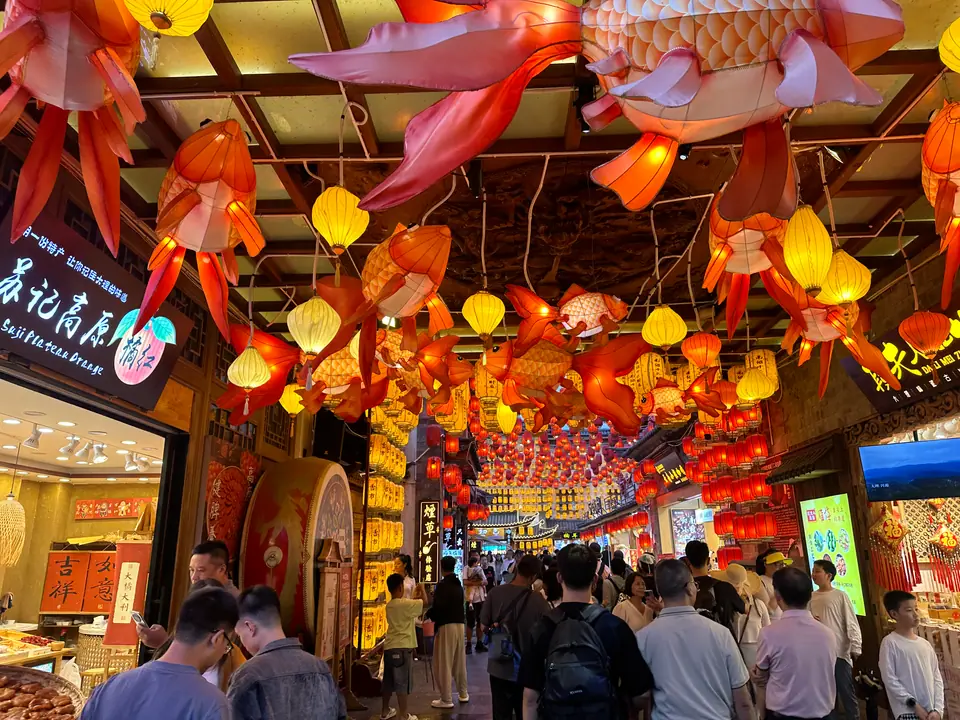 Calle comercial del casco antiguo de Dali decorada con farolillos y peces de papel