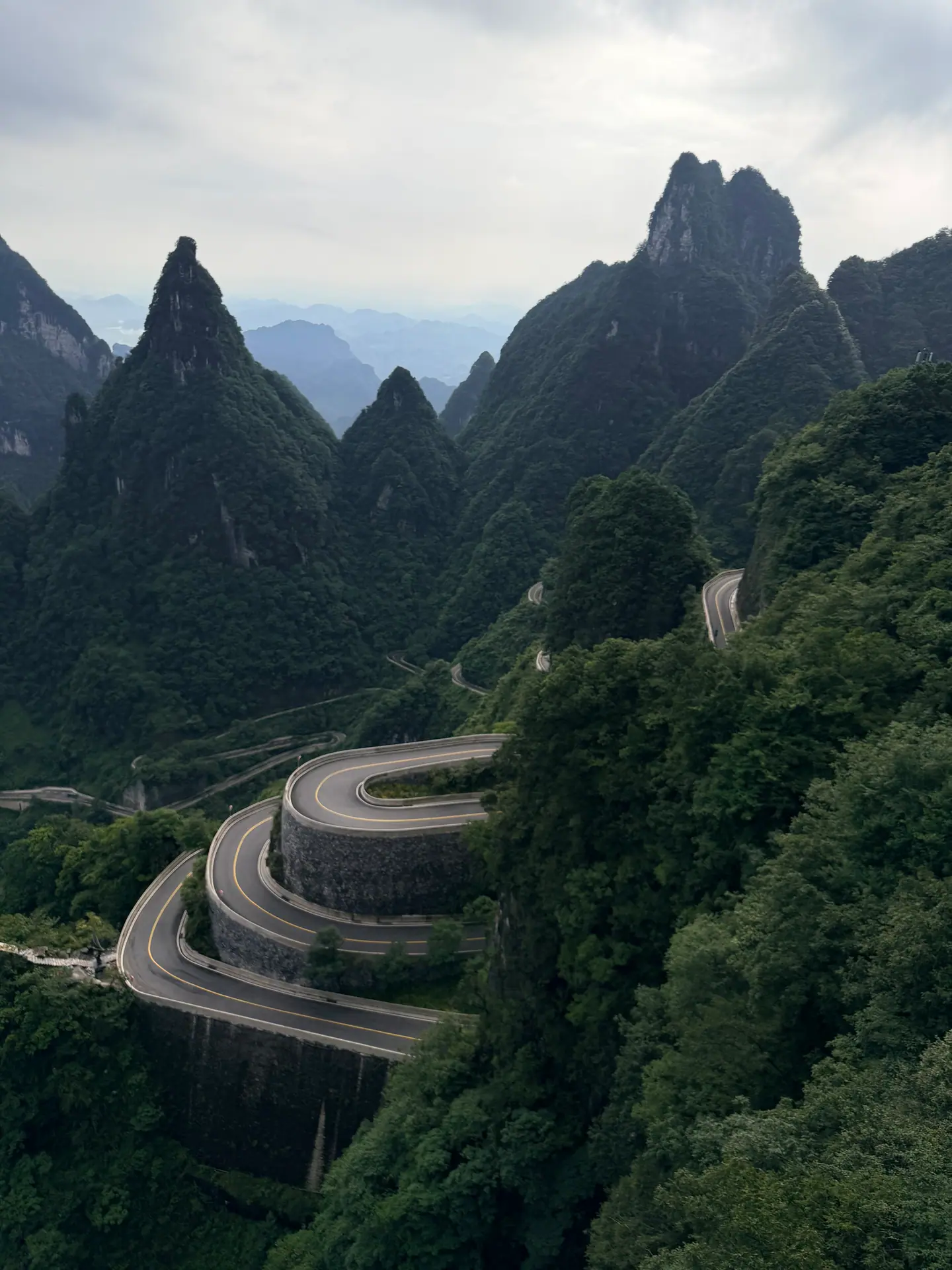 La carretera Tongtian con sus 99 curvas serpenteando entre picos en la montaña Tianmen