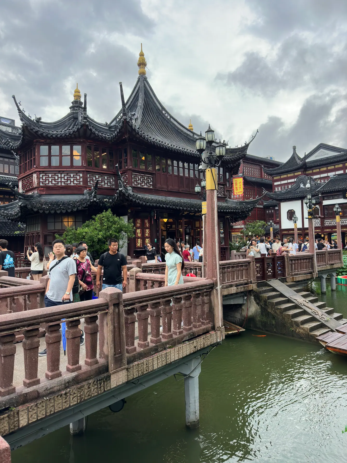 Casa de té Huxinting y su puente en zigzag sobre el estanque junto al Jardín Yuyuan, Shanghái
