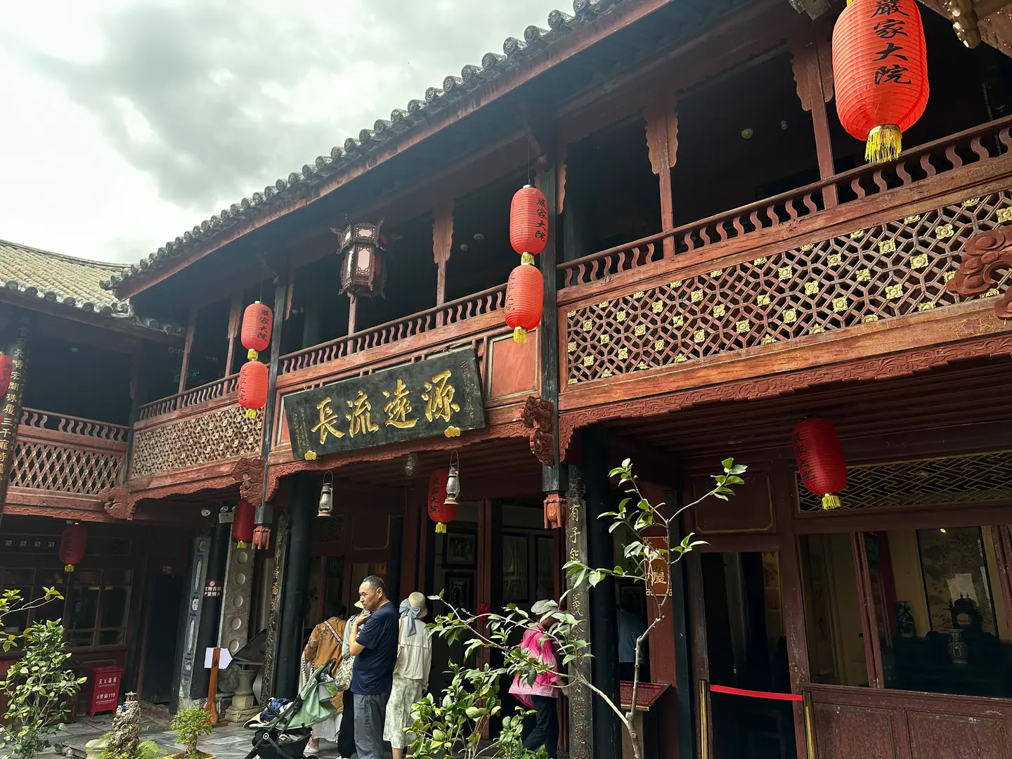Casa tradicional de la etnia bai con balcones de madera y farolillos en Dali, Yunnan