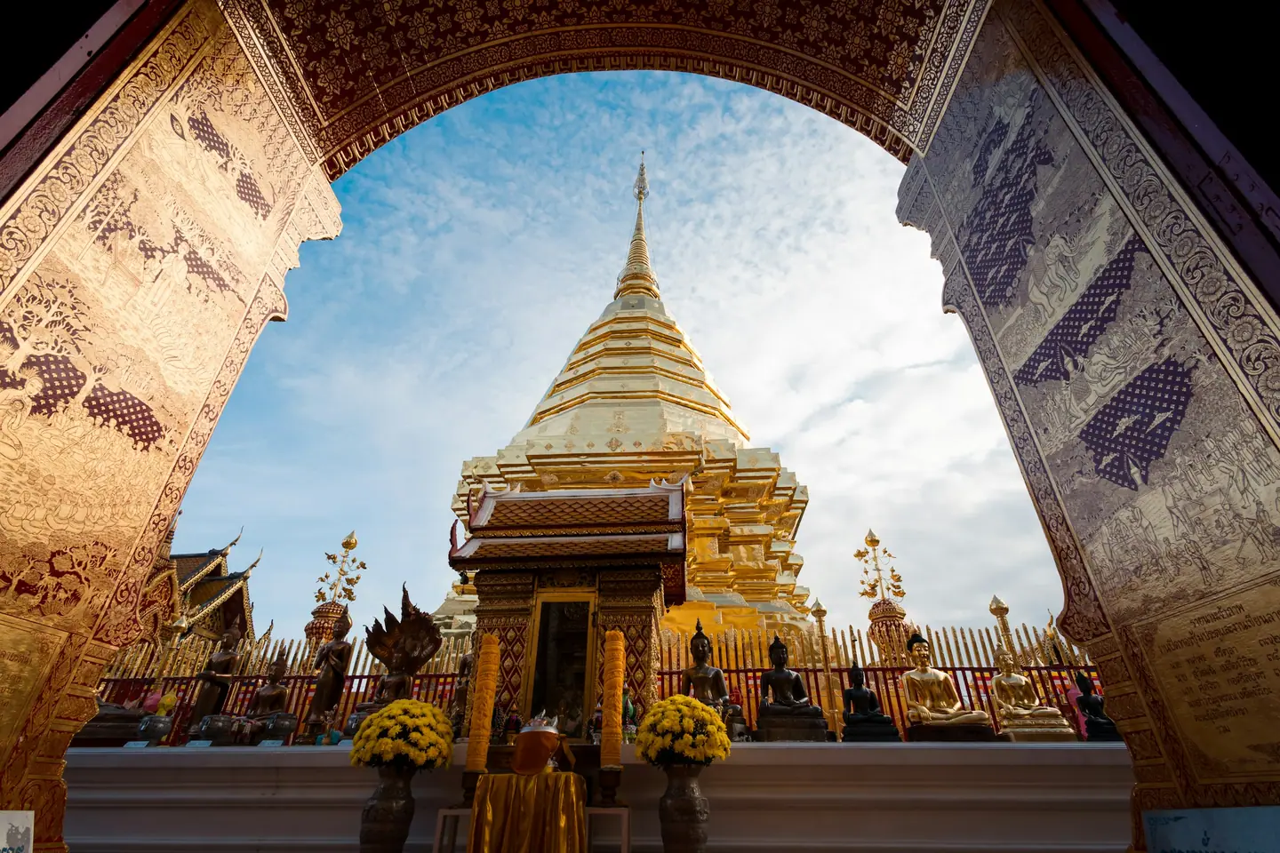 La chedi dorada de Wat Phra That Doi Suthep enmarcada por un arco del templo, en Chiang Mai