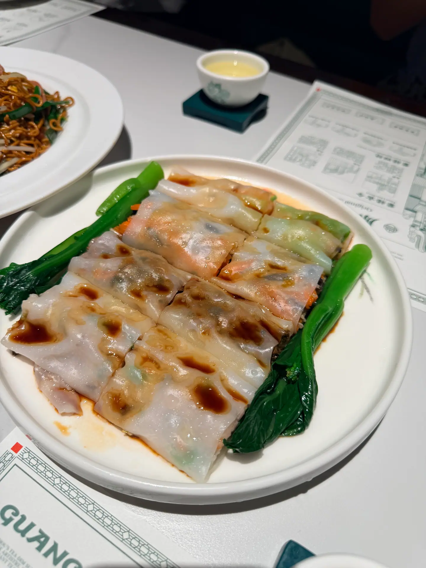 Rollos de pasta de arroz rellenos con salsa de soja y verdura, clásico del dim sum