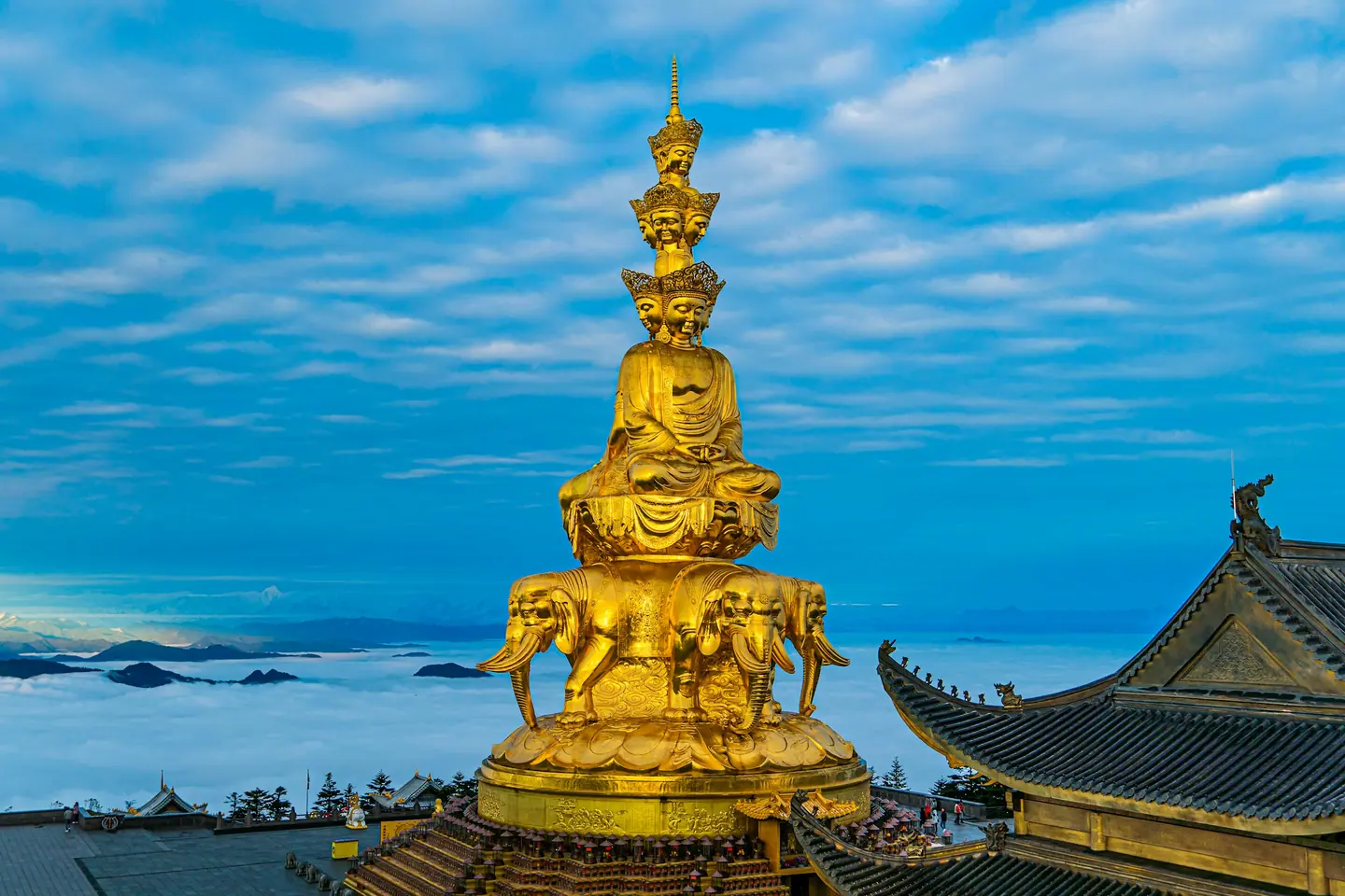 Estatua dorada de Samantabhadra en la Cima Dorada del monte Emei, sobre un mar de nubes