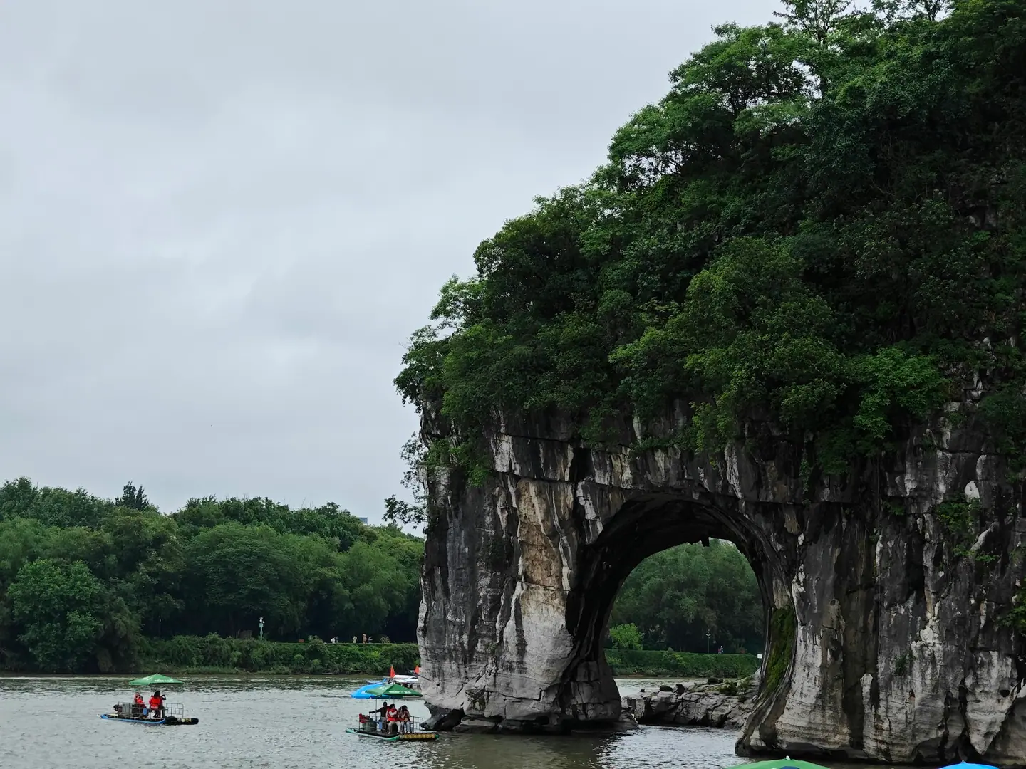 El arco de piedra de la colina de la Trompa de Elefante sobre el río en Guilin
