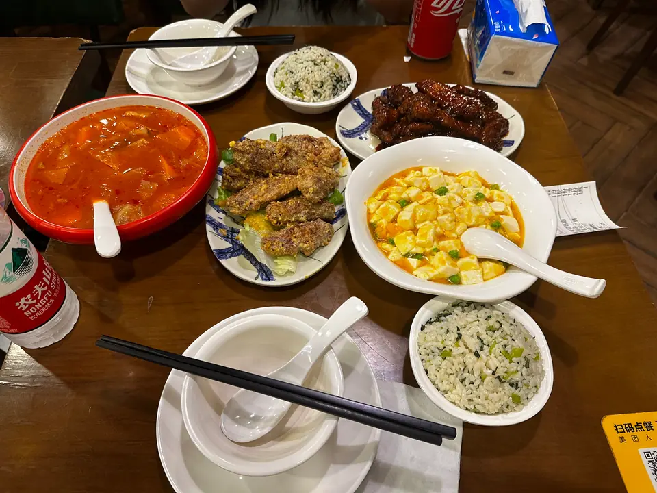 Mesa con platos tradicionales de Shanghái: tofu, verduras, costillas y sopa
