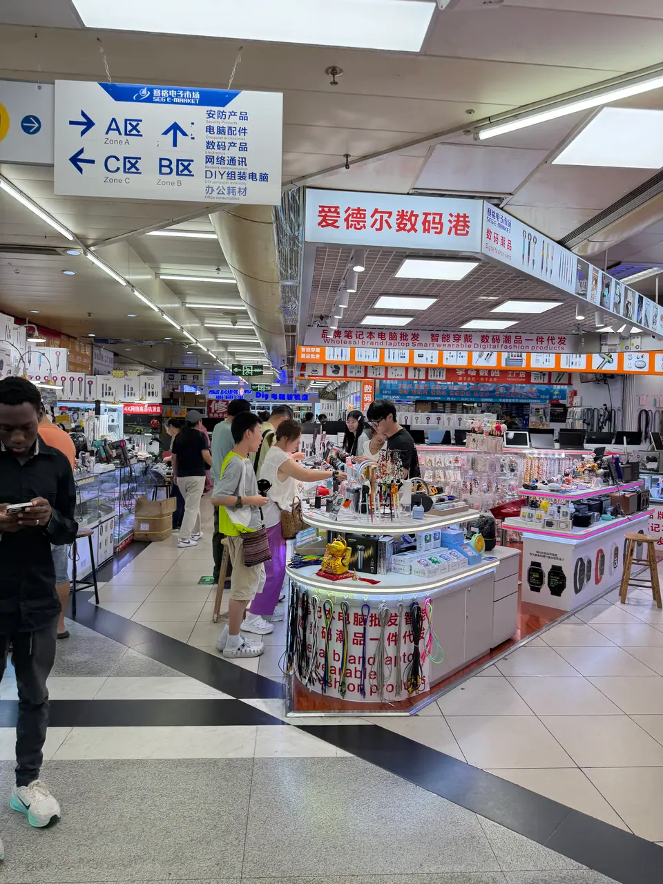 Compradores recorriendo los puestos del mercado de electrónica de Huaqiangbei