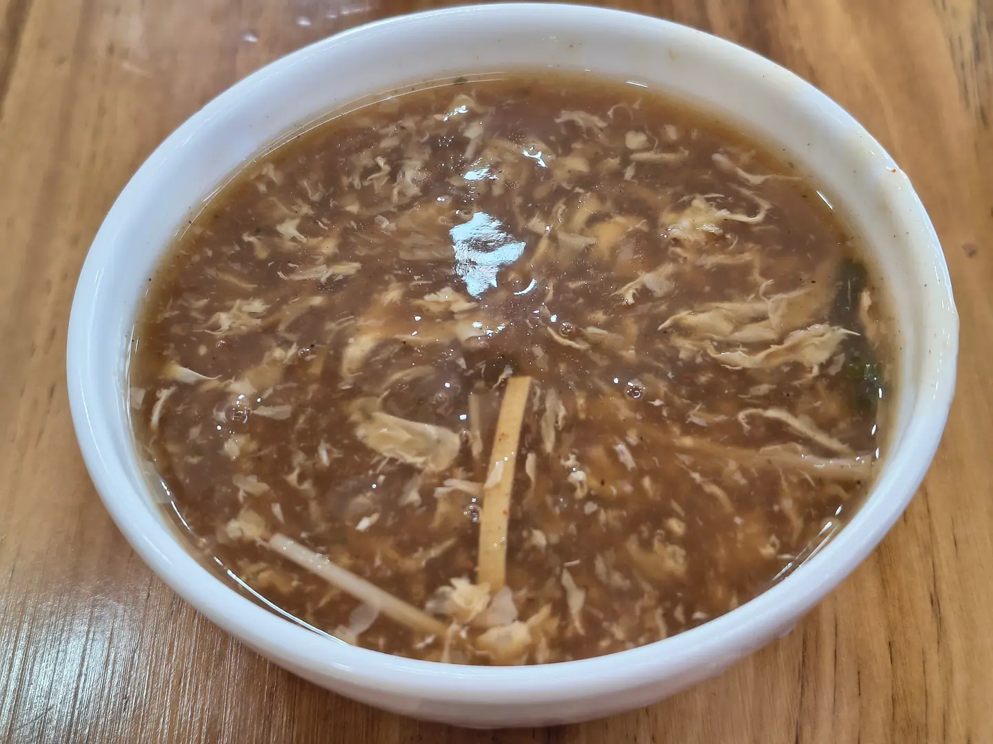 Cuenco de hulatang, sopa espesa y picante de pimienta con tiras de tofu y huevo