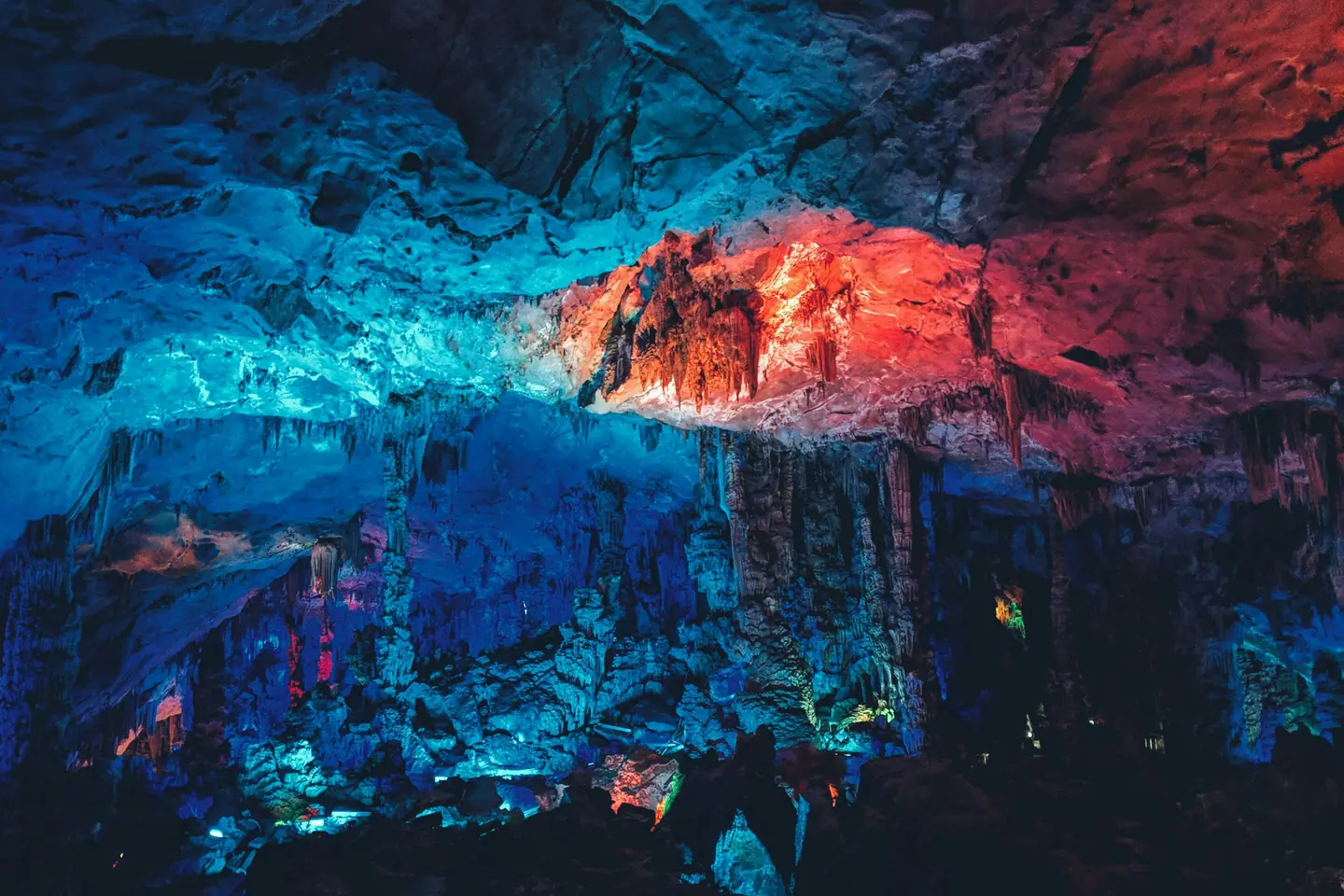 Estalactitas iluminadas en azul y rojo en la Cueva de la Flauta de Caña de Guilin