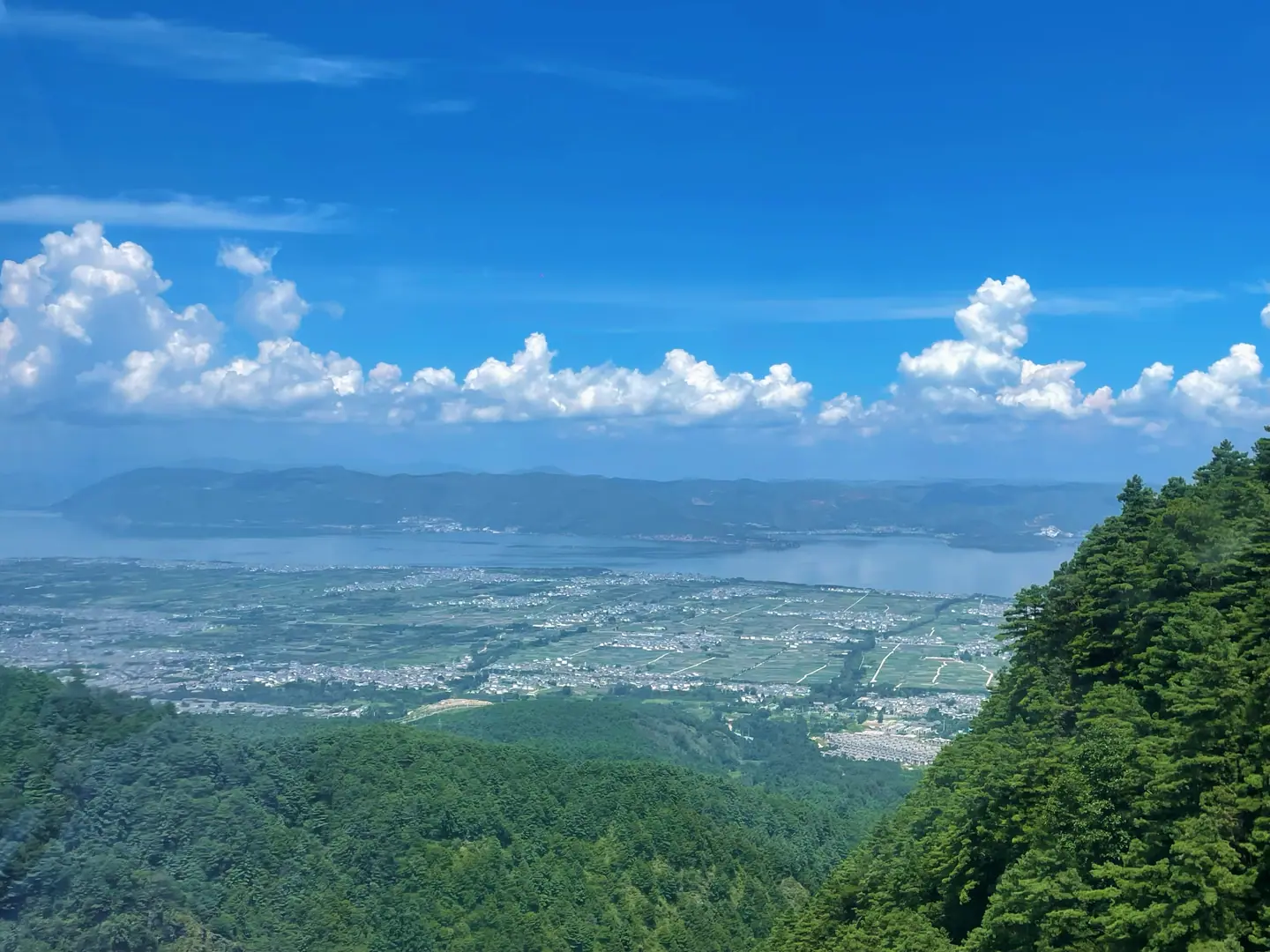 Vista desde la montaña Cangshan del valle de Dali y el lago Erhai bajo un cielo azul