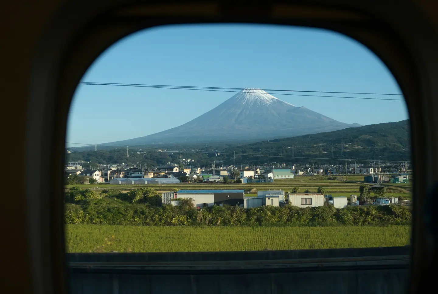 El monte Fuji nevado visto a través de la ventanilla de un tren