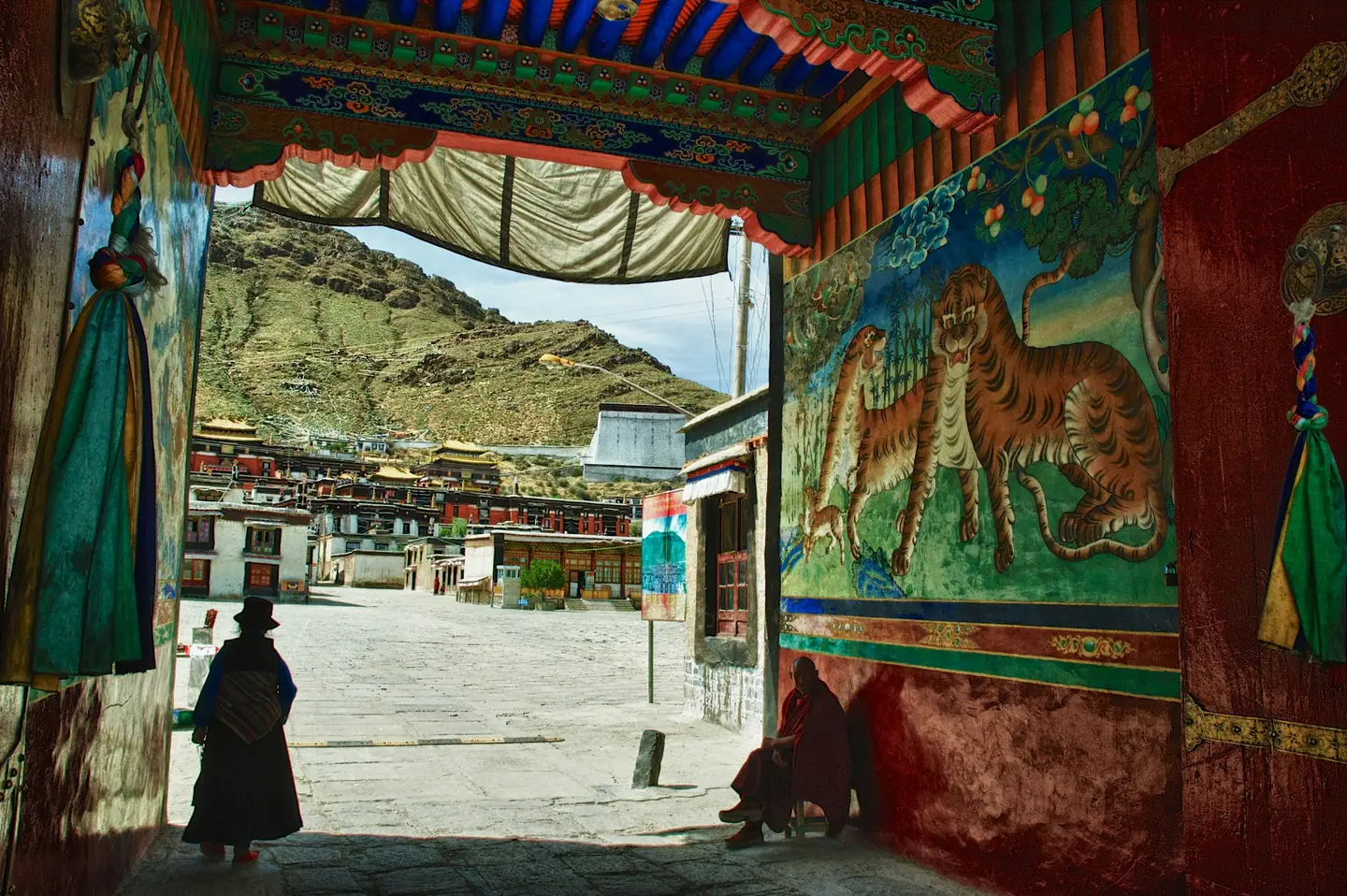 Pórtico con murales de tigres a la entrada del monasterio de Tashilhunpo, en Shigatse