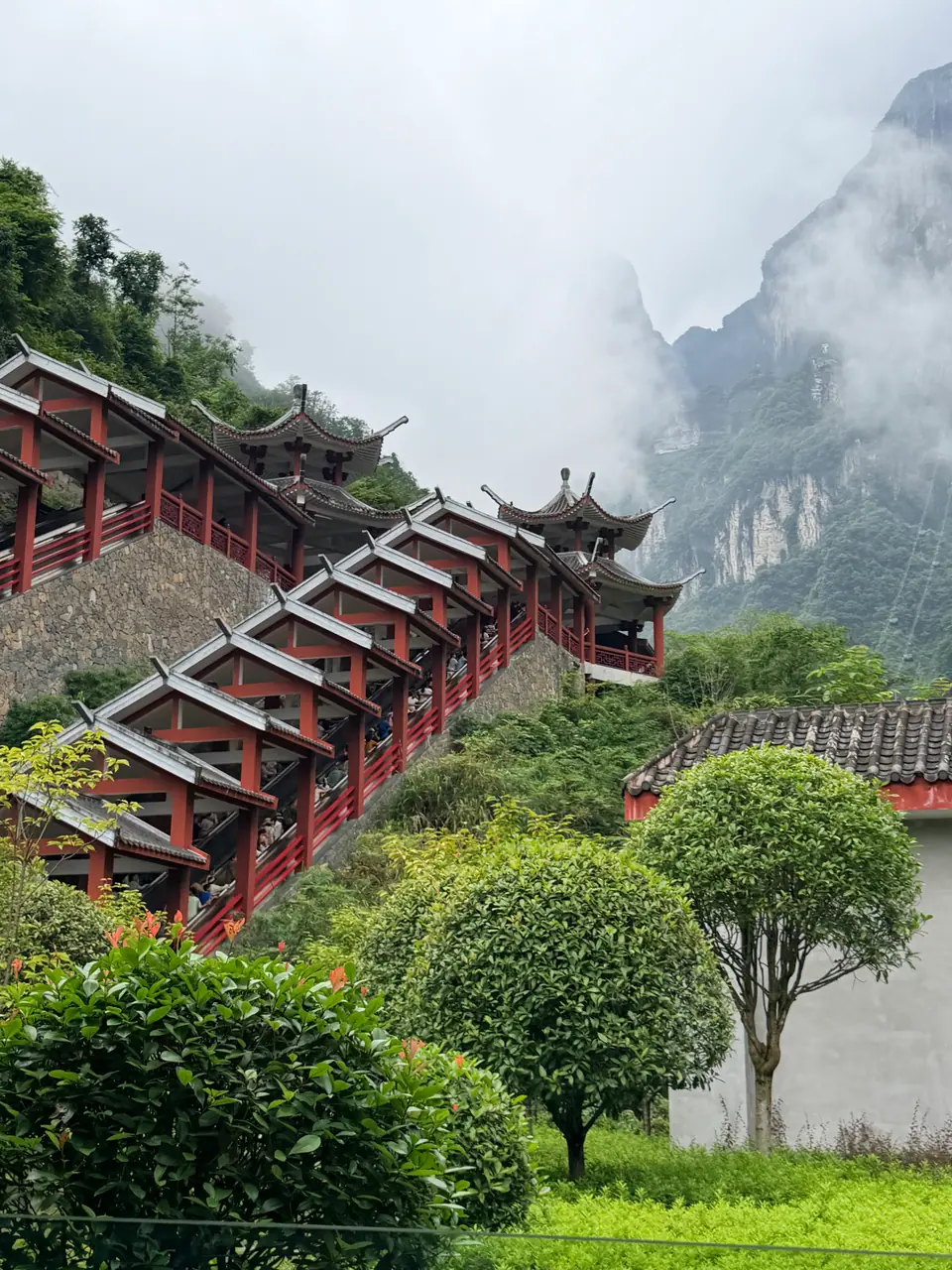 Galería cubierta de escaleras mecánicas subiendo hacia la montaña Tianmen