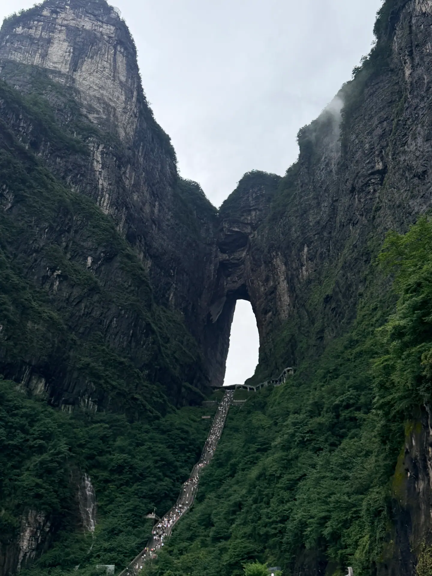 La escalinata de 999 peldaños que sube hasta el arco natural de la montaña Tianmen