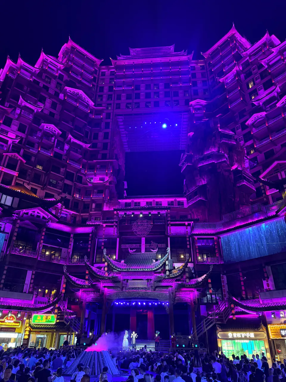 El patio de las 72 Torres de Zhangjiajie iluminado en violeta durante un espectáculo