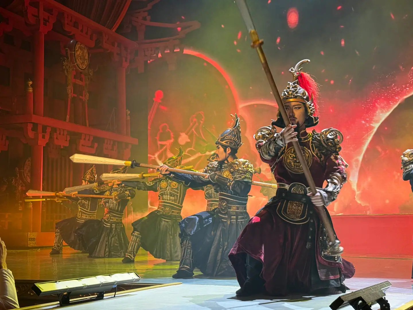 Actores con armaduras antiguas en un espectáculo tradicional de Xi'an
