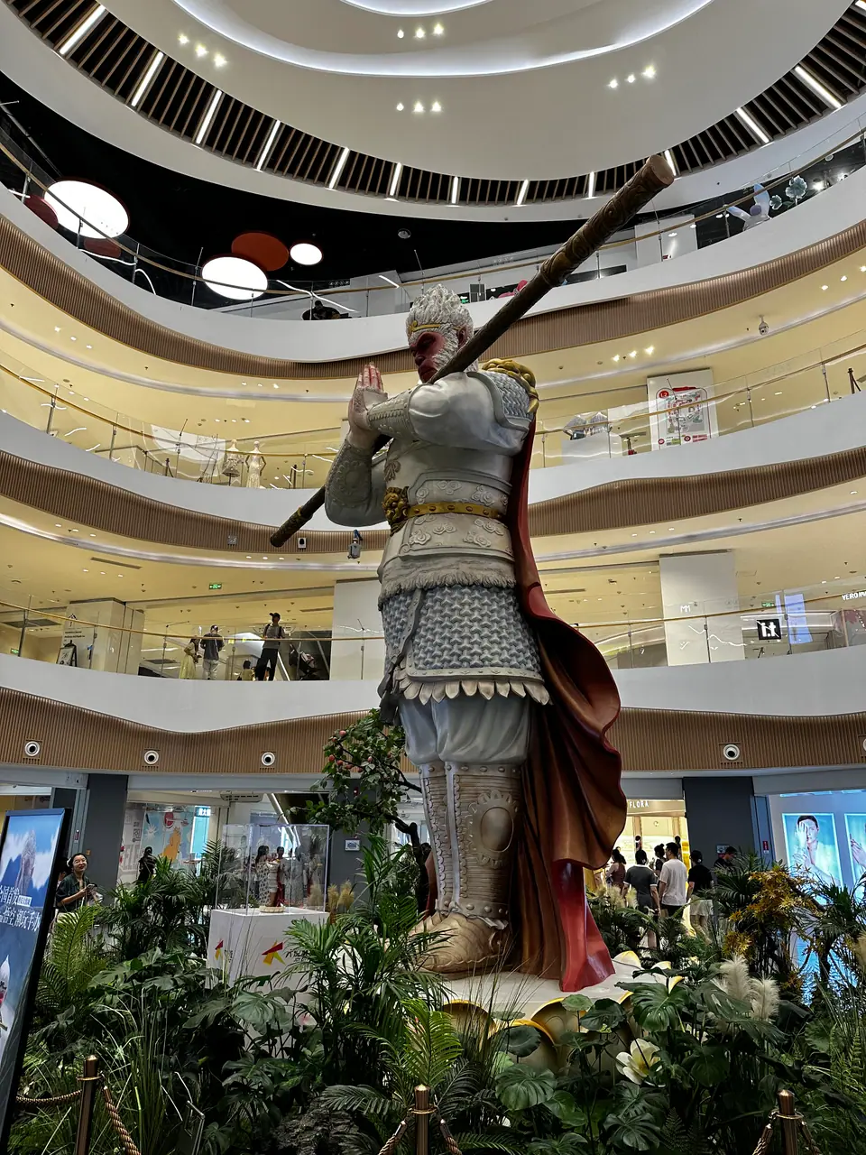 Gran estatua del Rey Mono Sun Wukong en un centro comercial de Xi'an