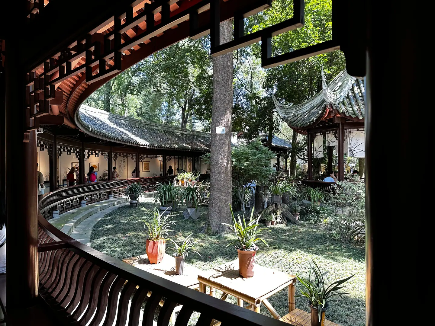 Galería de madera curvada con vistas al jardín en la Cabaña de Paja de Du Fu, Chengdu