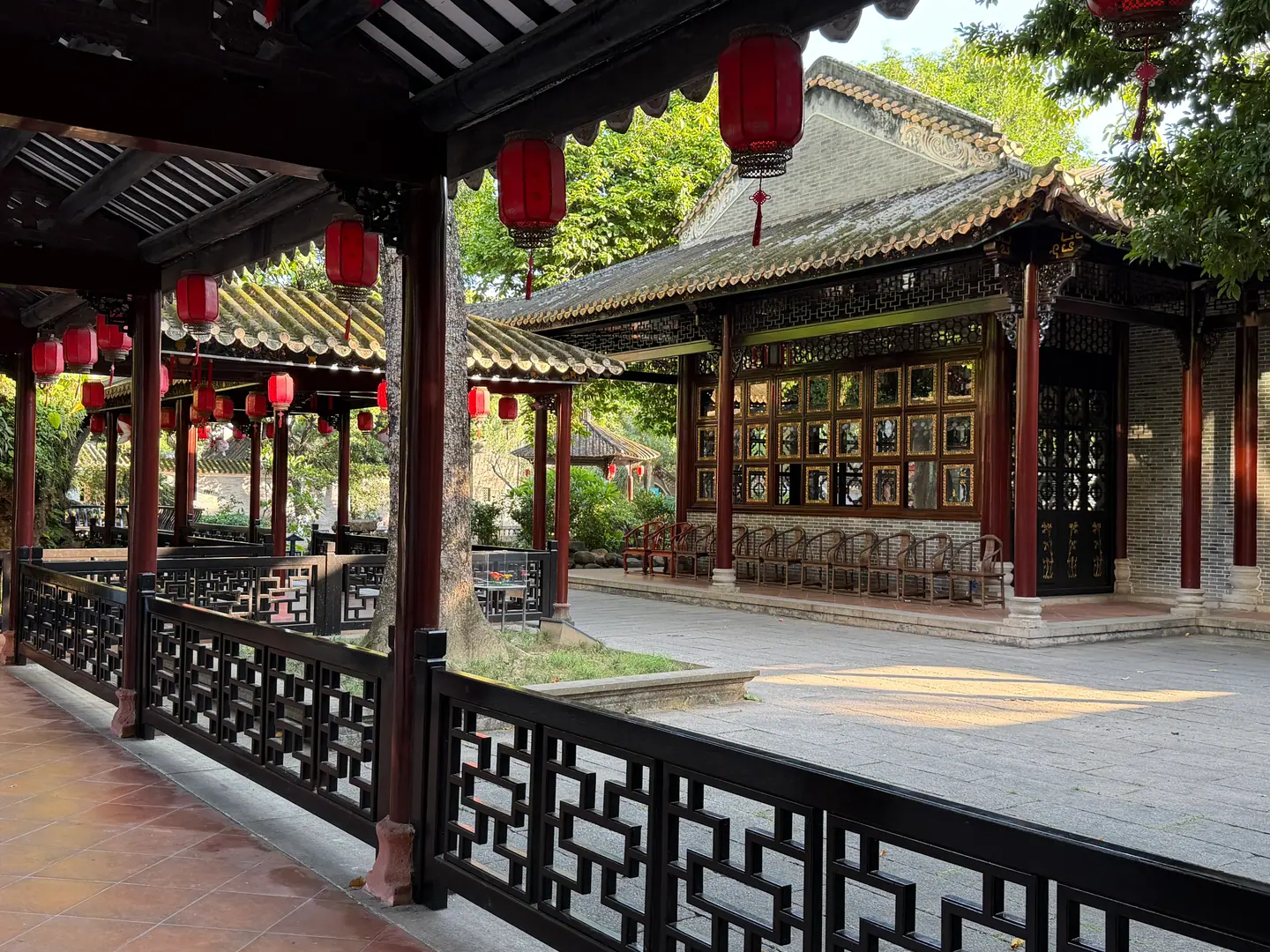 Galería con farolillos rojos y celosías de madera en el jardín Qinghui, Shunde
