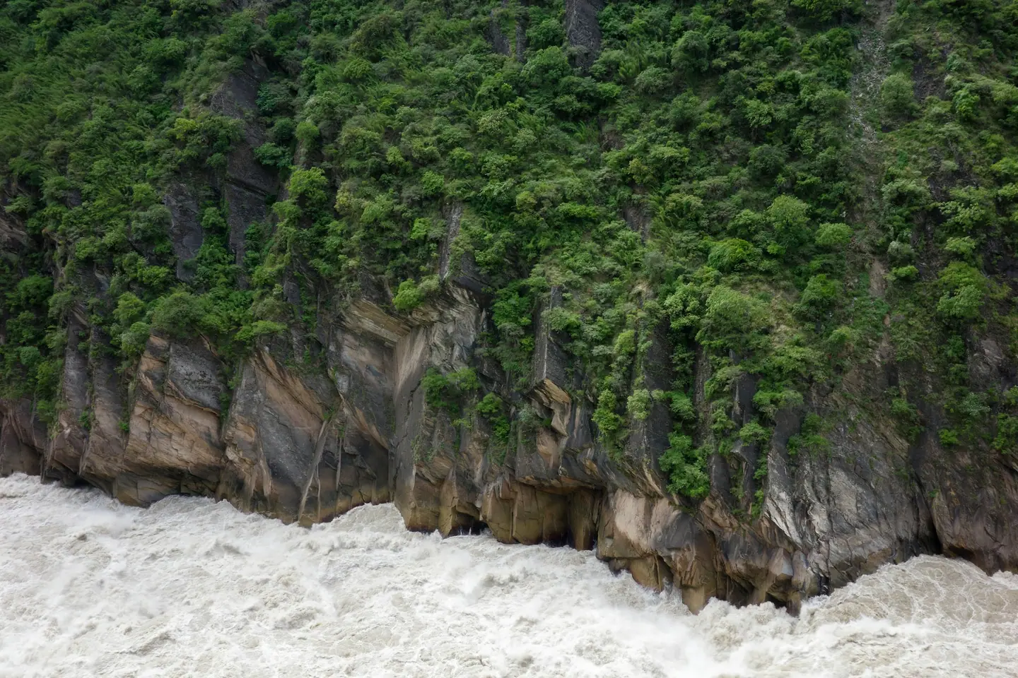 El río Jinsha, embravecido, al pie de los acantilados de la Garganta del Salto del Tigre