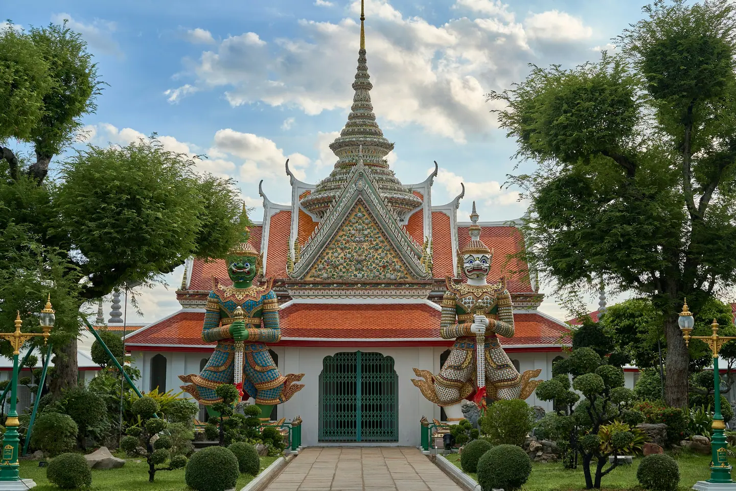 Dos gigantes guardianes yaksha a la entrada de la sala de ordenación del Wat Arun