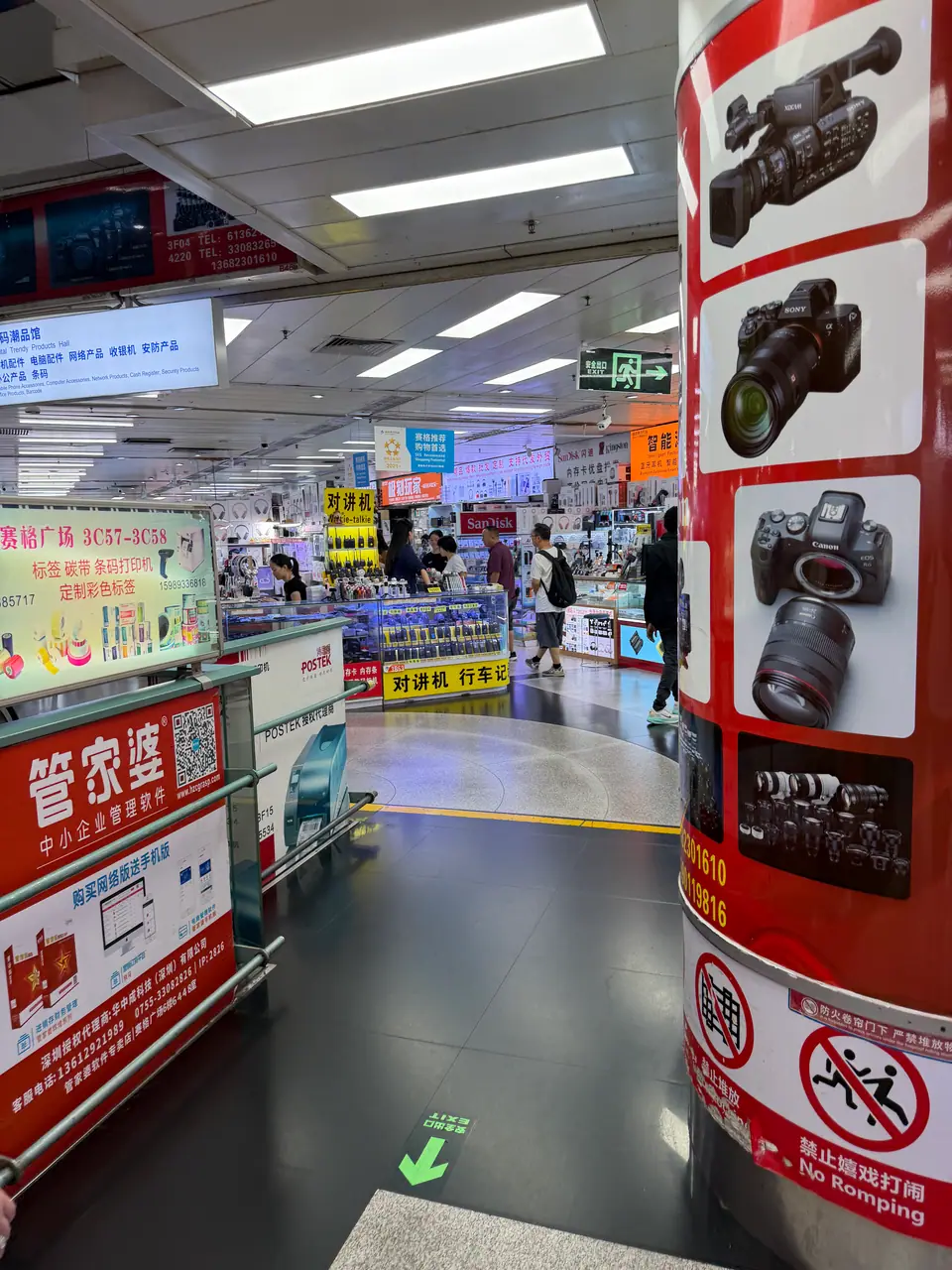 Gran planta del mercado de electrónica de Huaqiangbei con cámaras y gadgets
