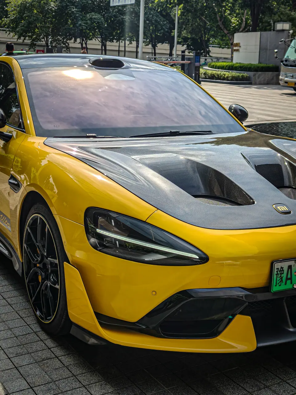 Deportivo eléctrico amarillo de fabricación china en una calle de Zhengzhou