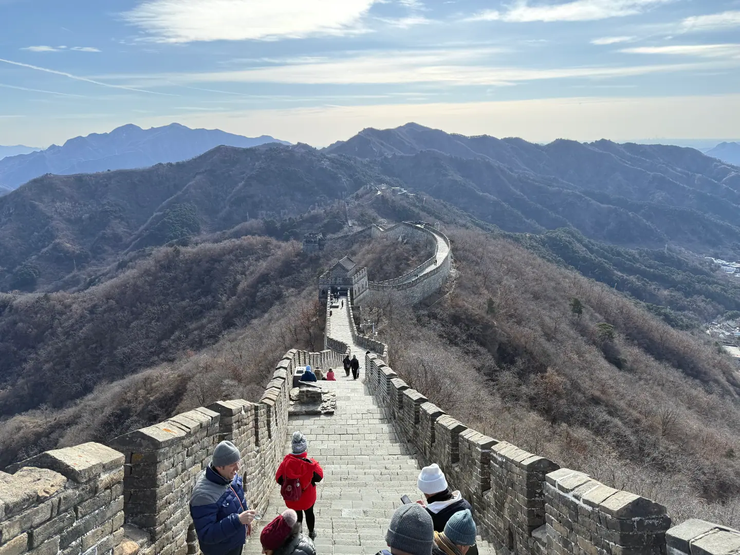 La Gran Muralla serpenteando por las crestas de las montañas en invierno, al norte de Pekín