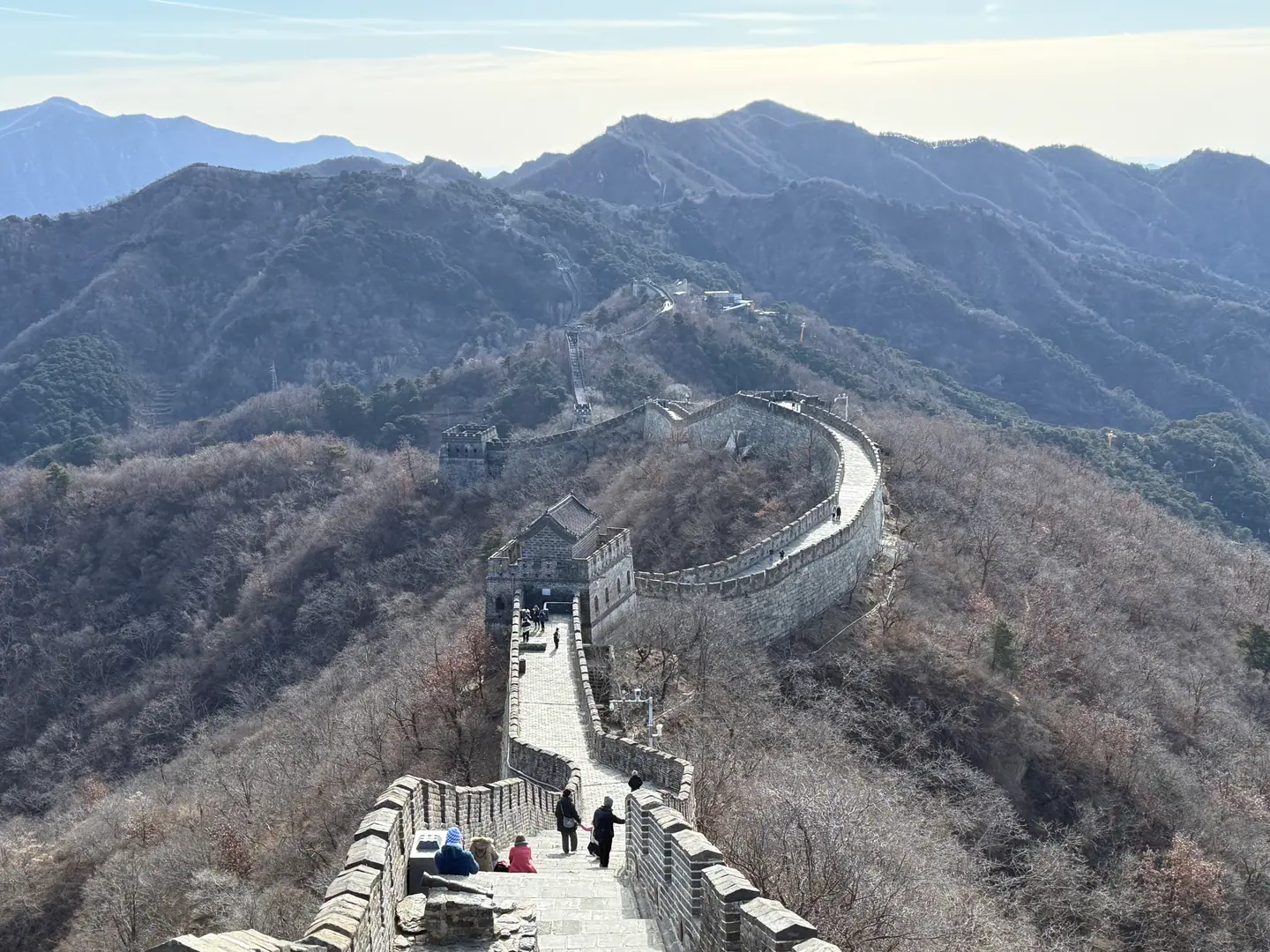 La Gran Muralla recorriendo las montañas en un día despejado de invierno, Pekín