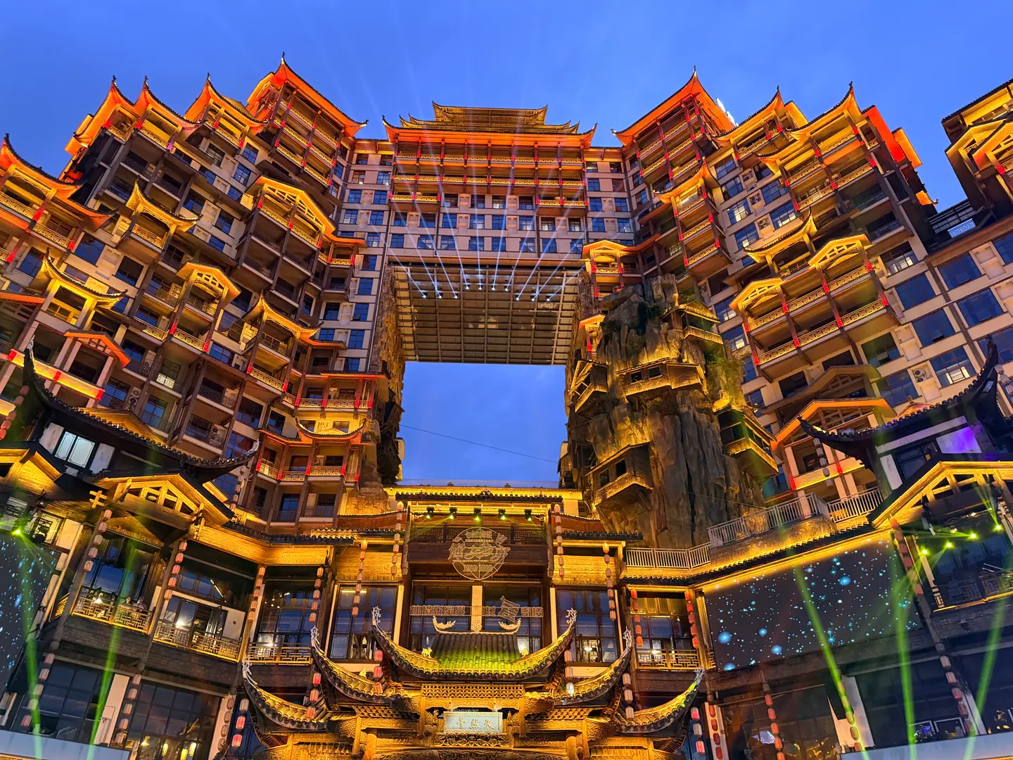 El complejo de las 72 Torres (Qilou) de Zhangjiajie iluminado en dorado al anochecer