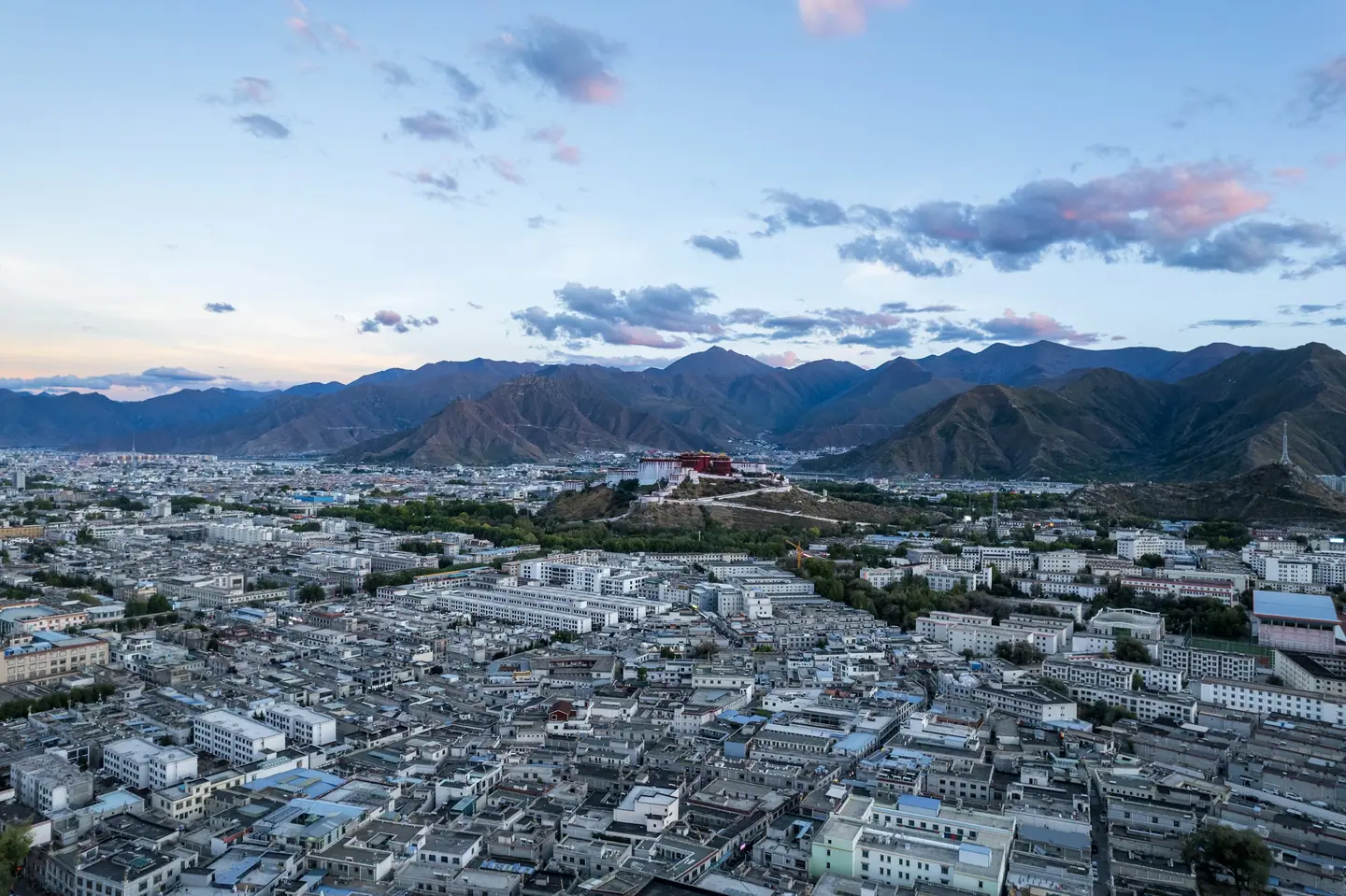 Vista aérea de Lhasa extendida en su valle y rodeada de montañas