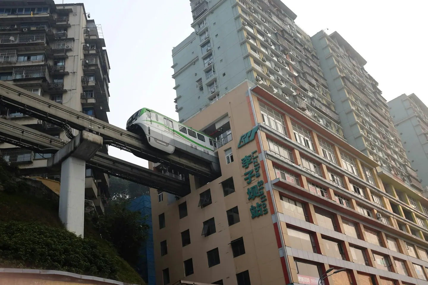 El monorraíl de Chongqing atravesando un edificio de viviendas en la estación de Liziba