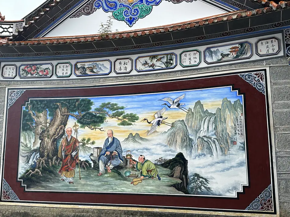 Mural de paisaje con sabios y grullas en un muro decorado al estilo bai, Dali