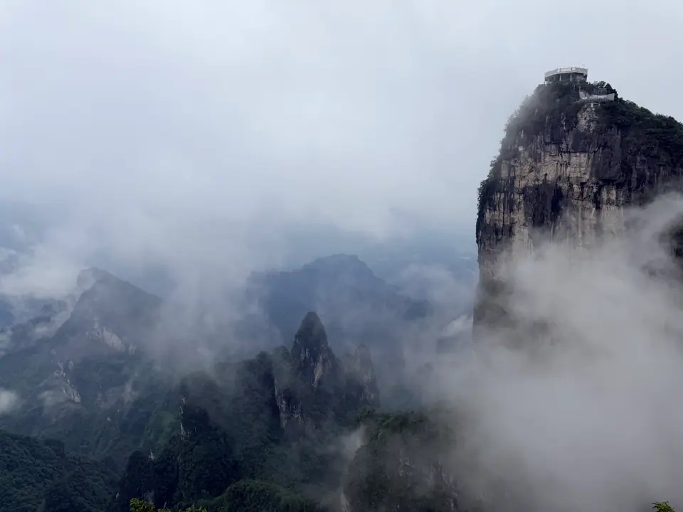 Nubes que envuelven un pico rocoso en la cima de la montaña Tianmen