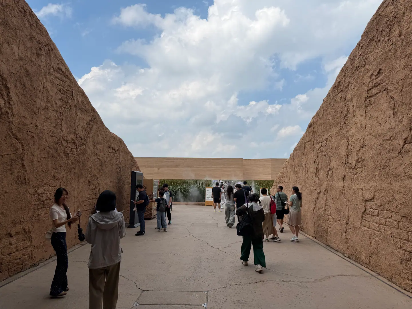 Pasillo entre altos muros de tierra apisonada en Only Henan, Zhengzhou