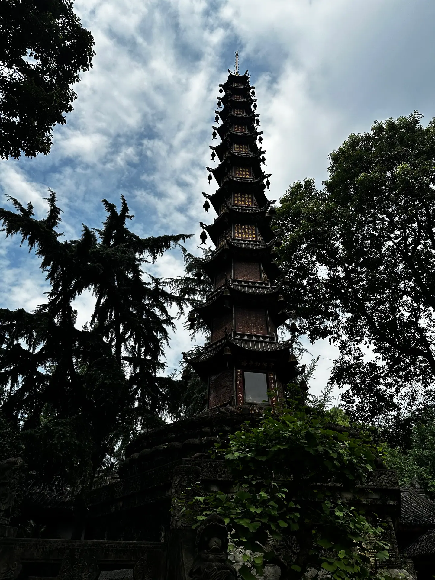 Pagoda de varios pisos entre árboles en el monasterio Wenshu de Chengdu