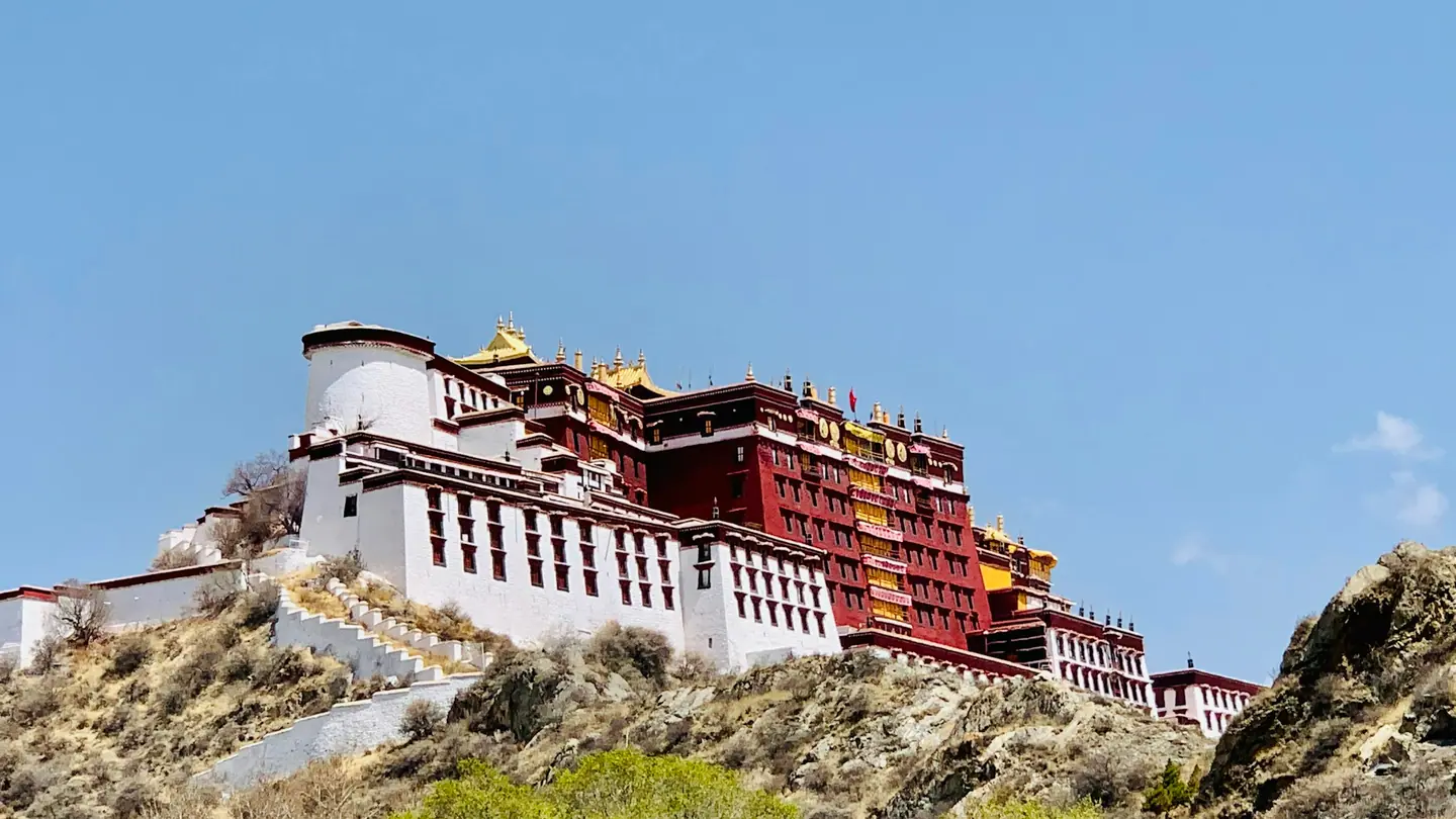El Palacio de Potala, blanco y rojo, sobre su colina bajo el cielo azul de Lhasa