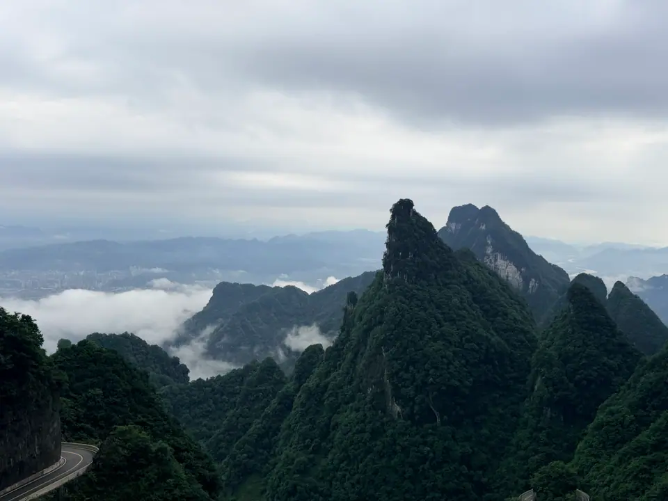 Picos verdes y nubes en el valle desde la montaña Tianmen, Zhangjiajie