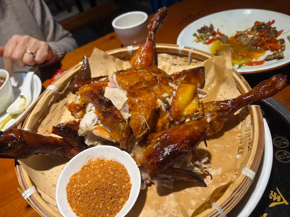 Ave asada servida en cesta con especias en un restaurante de Guilin