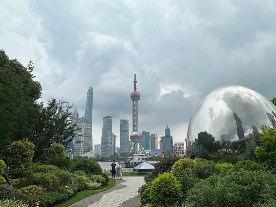 La Perla de Oriente y los rascacielos de Pudong desde un parque junto al río Huangpu