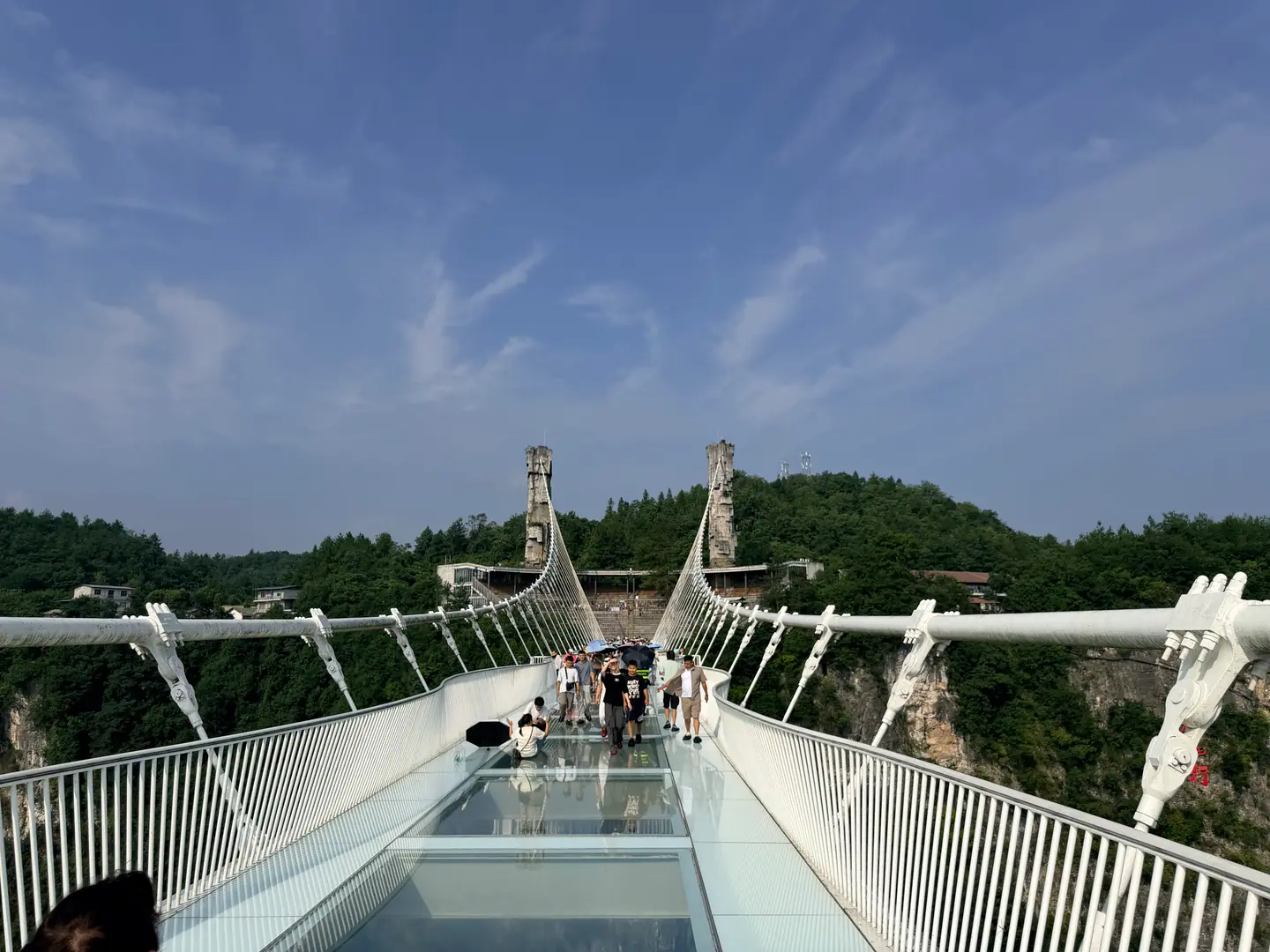 Perspectiva del puente de cristal del Gran Cañón de Zhangjiajie con sus pilares blancos
