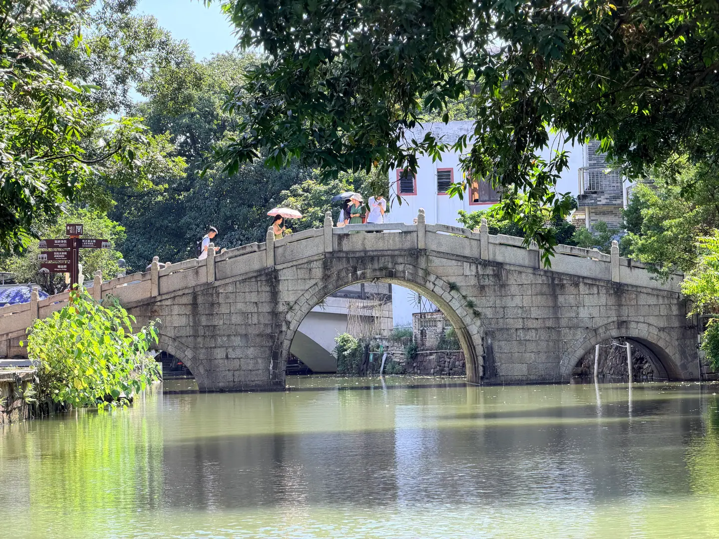 Antiguo puente de piedra de doble arco sobre el agua en la aldea de Fengjian, Shunde
