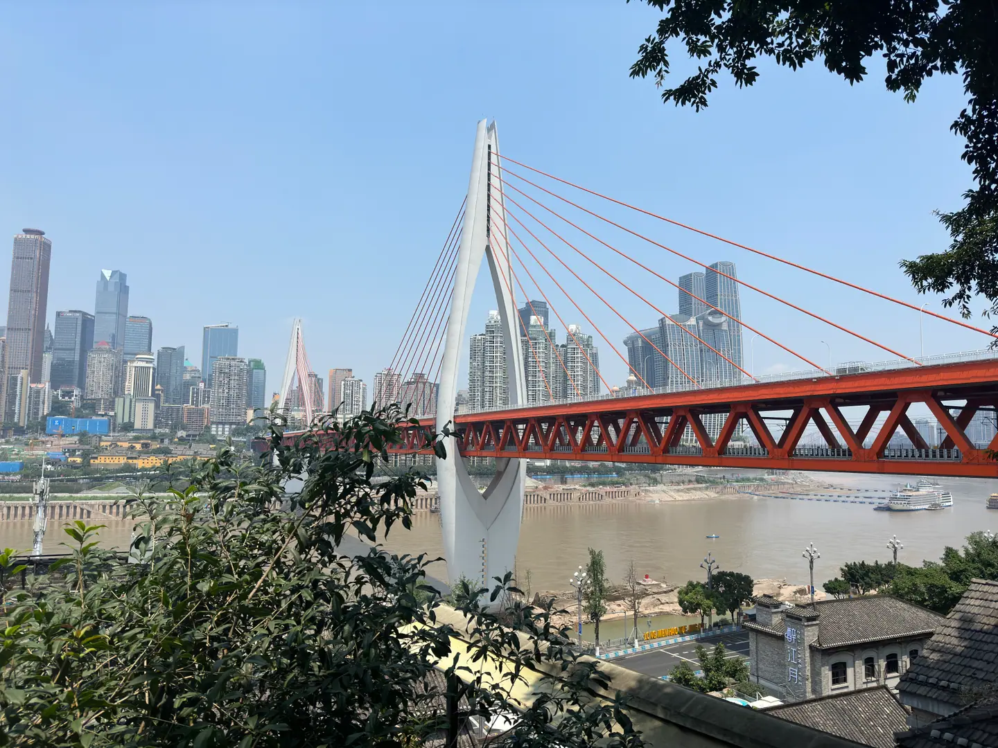 Puente atirantado y puente rojo sobre el Yangtsé con el skyline de Chongqing al fondo