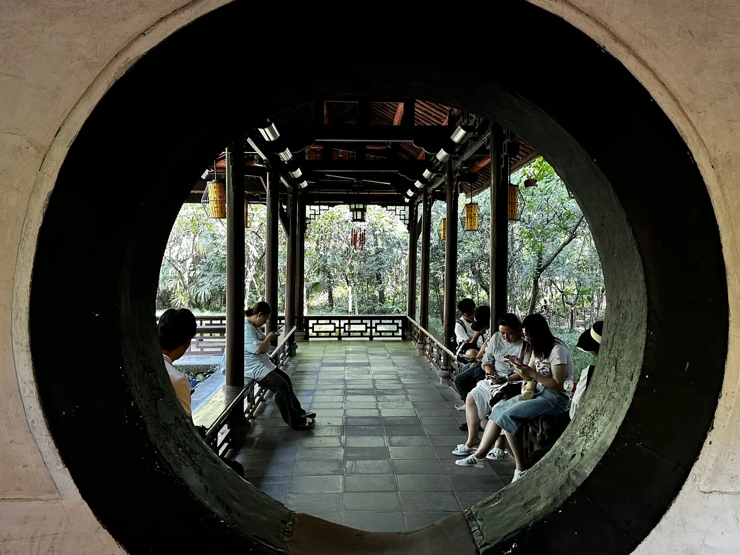 Galería vista a través de una puerta de luna circular en la Cabaña de Du Fu, Chengdu