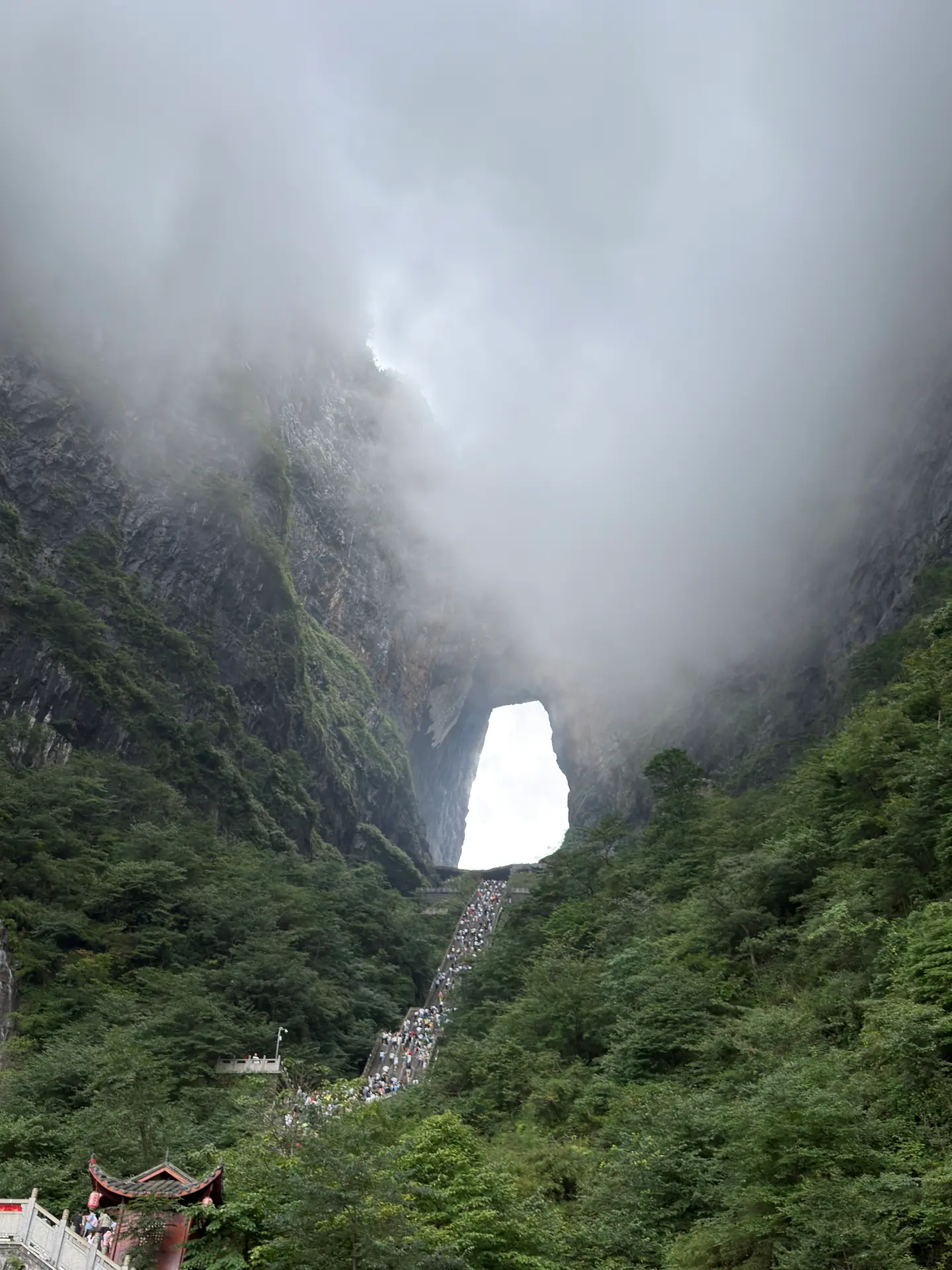 El arco natural de Tianmen envuelto en nubes bajas, una imagen casi irreal